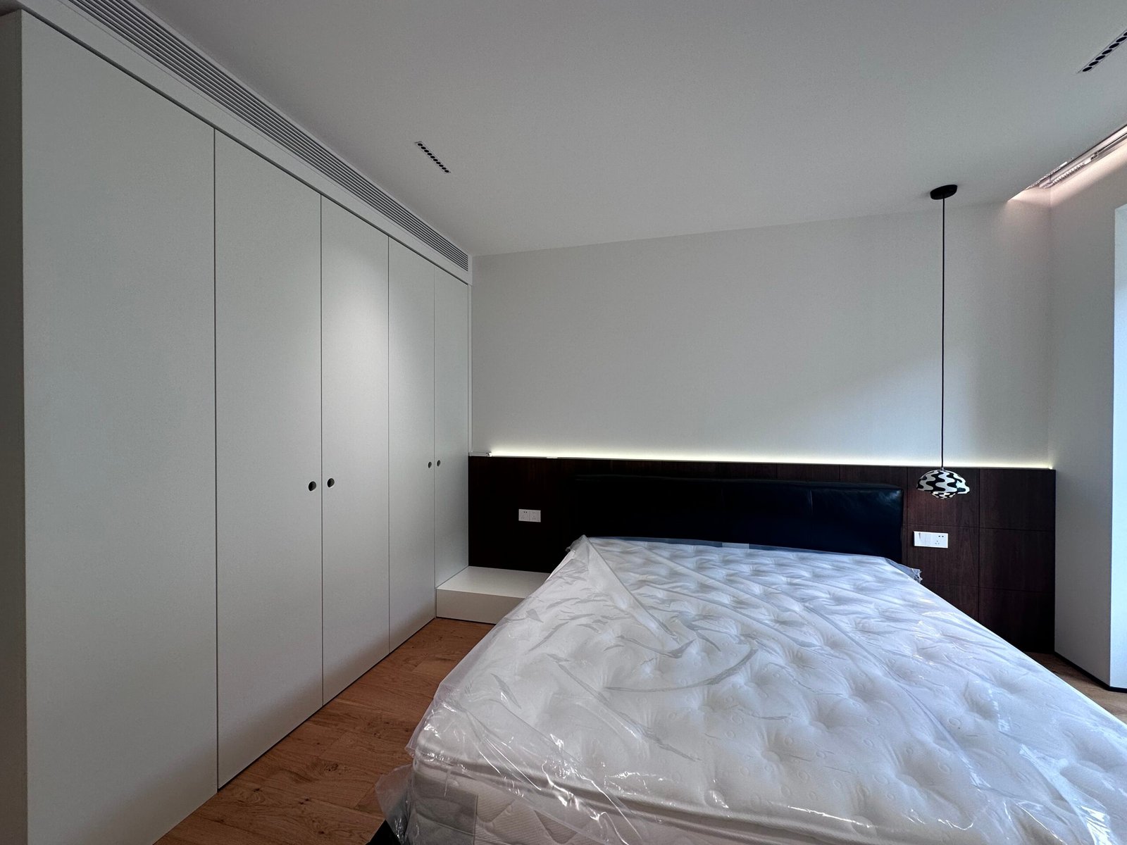 bedroom-headboard-wood-panel-lighting