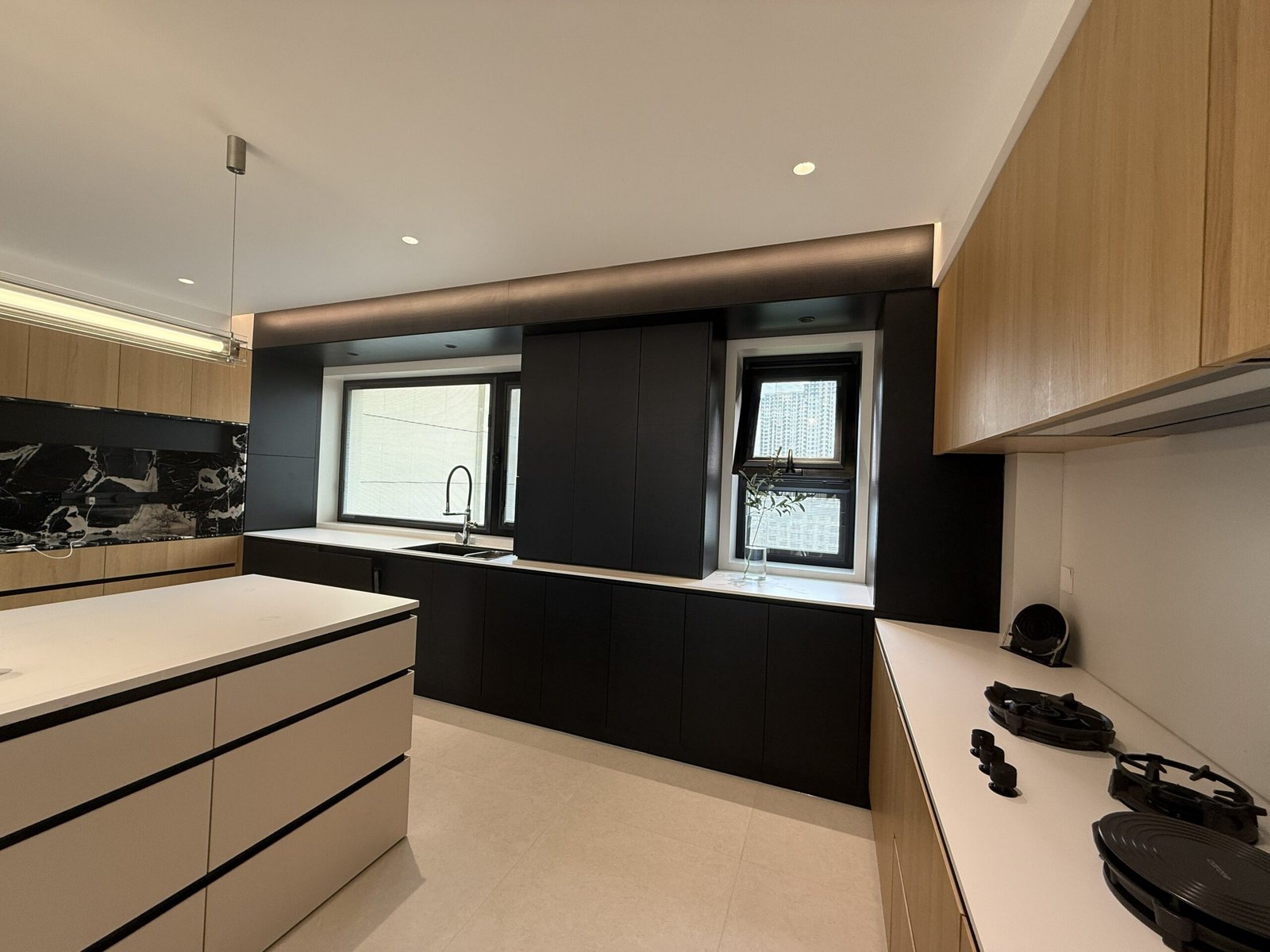black-and-wood-modern-kitchen-cabinet