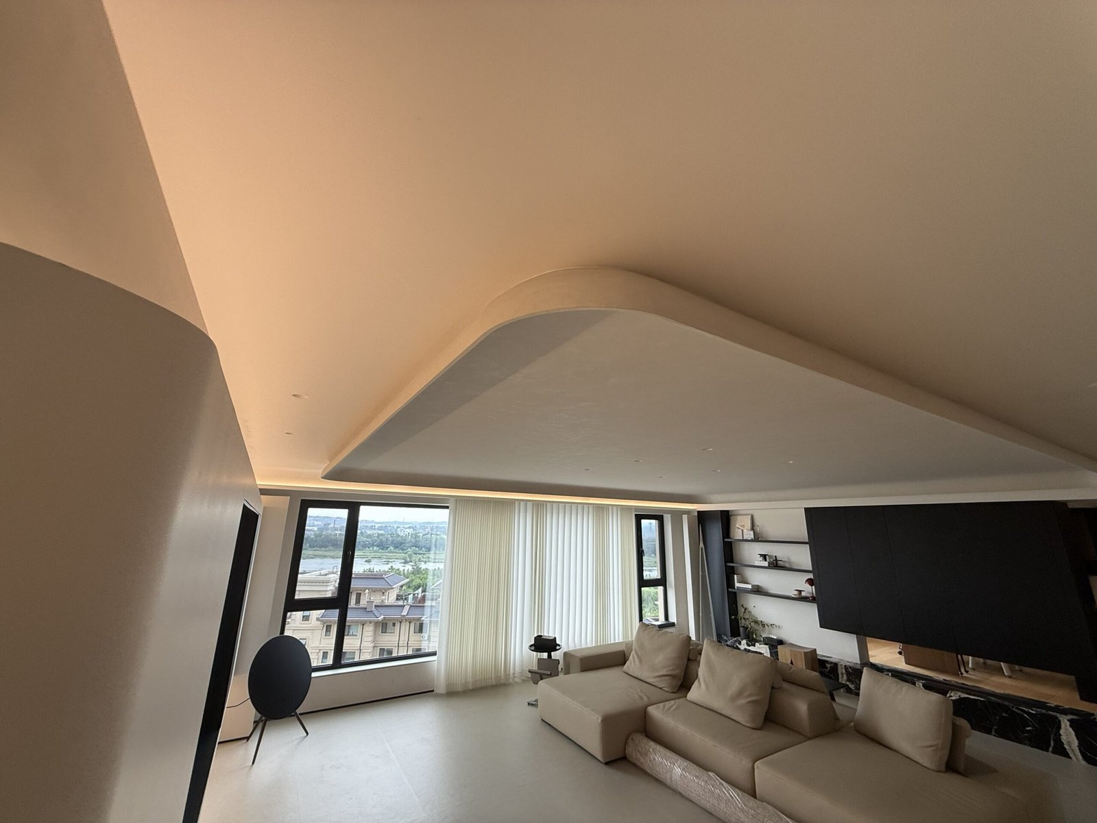 curved-ceiling-modern-living-room