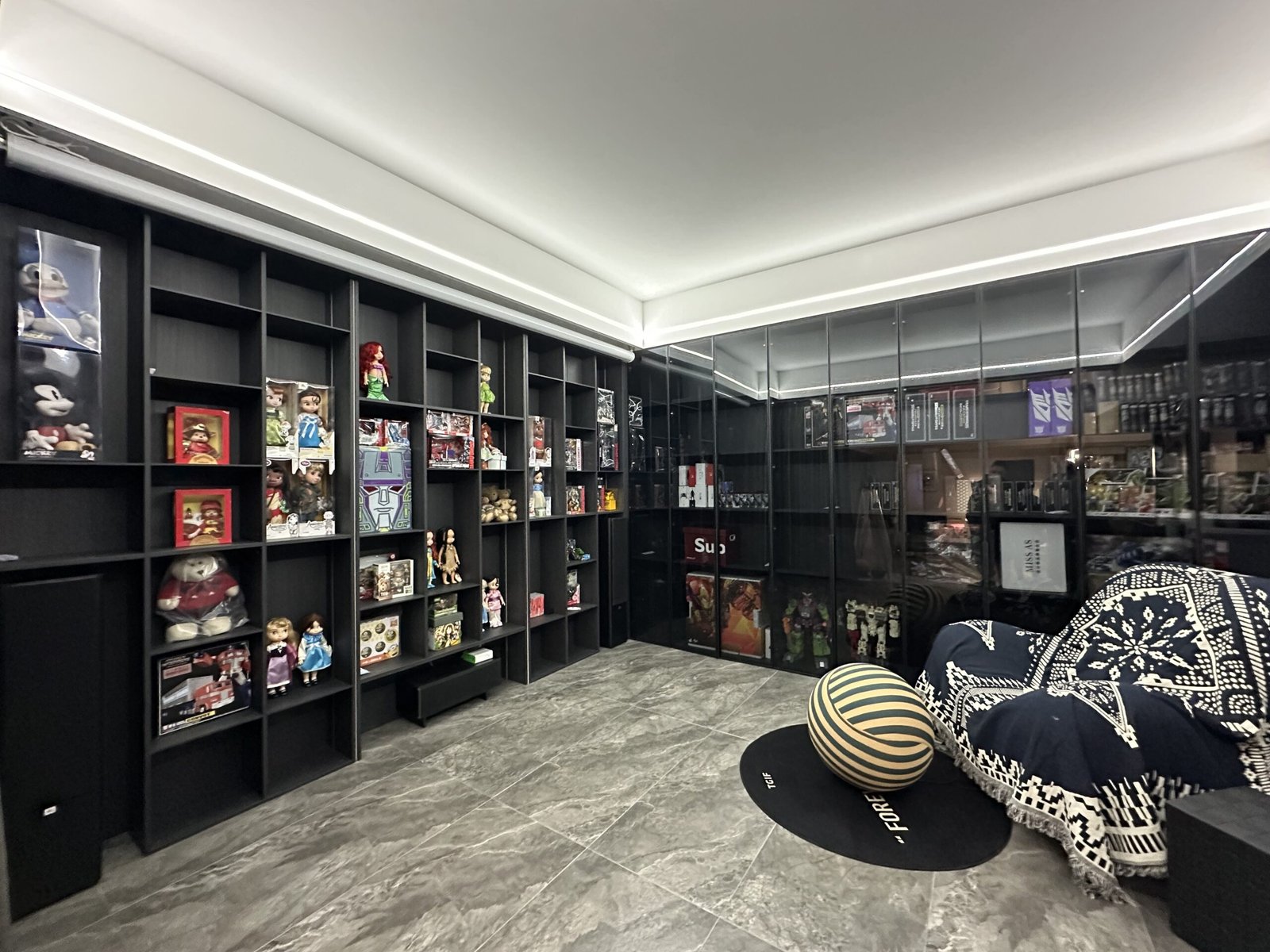 custom-collection-display-cabinet-room