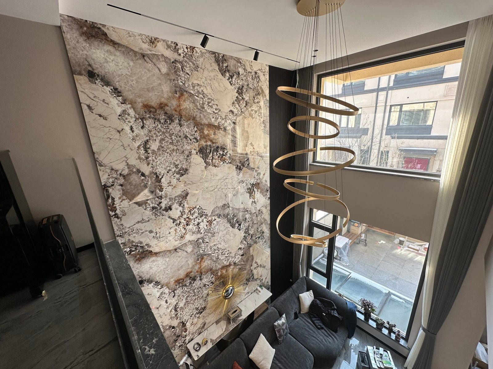 luxury-marble-feature-wall-chandelier