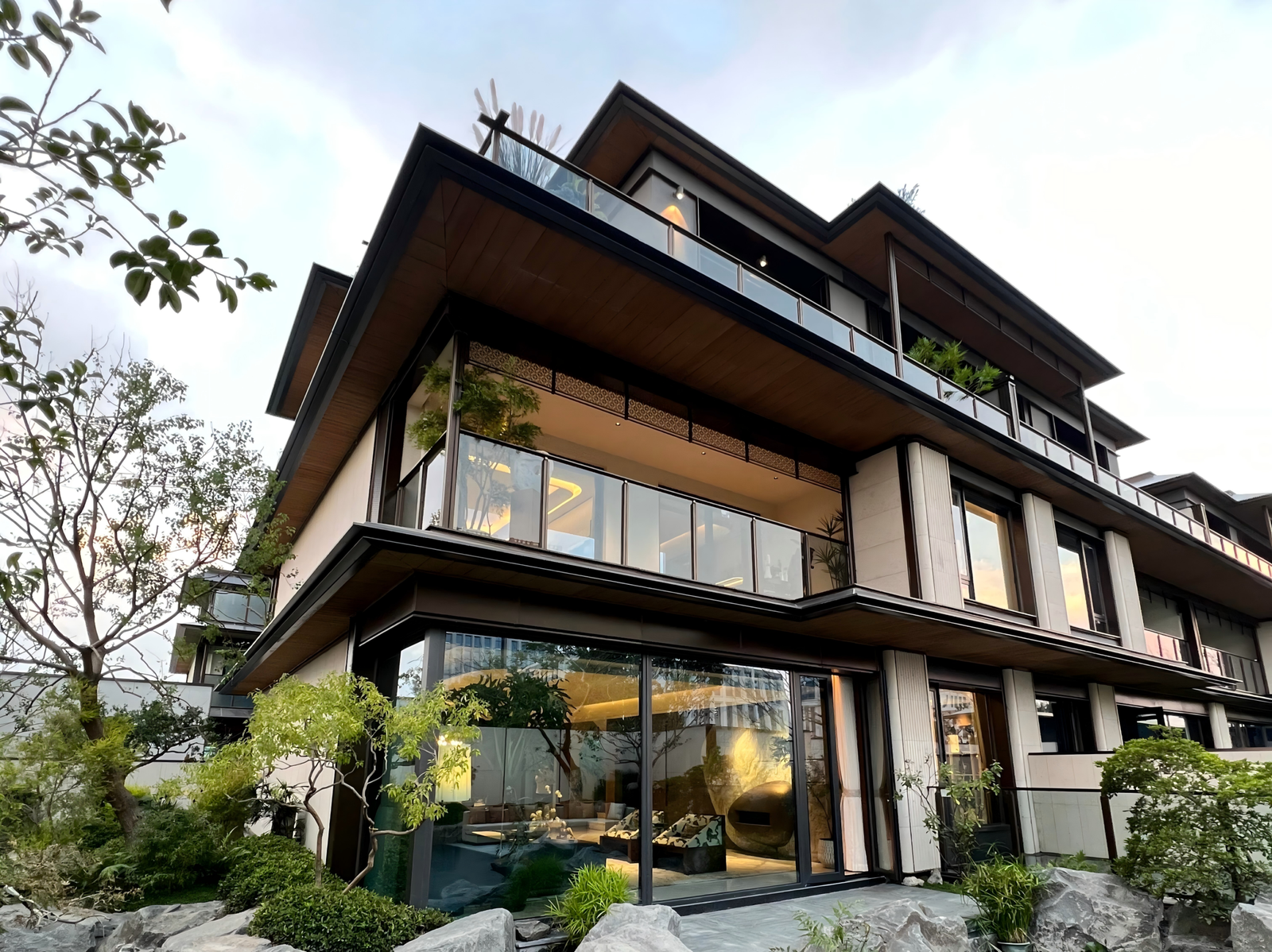 luxury-modern-villa-exterior-with-glass-balcony