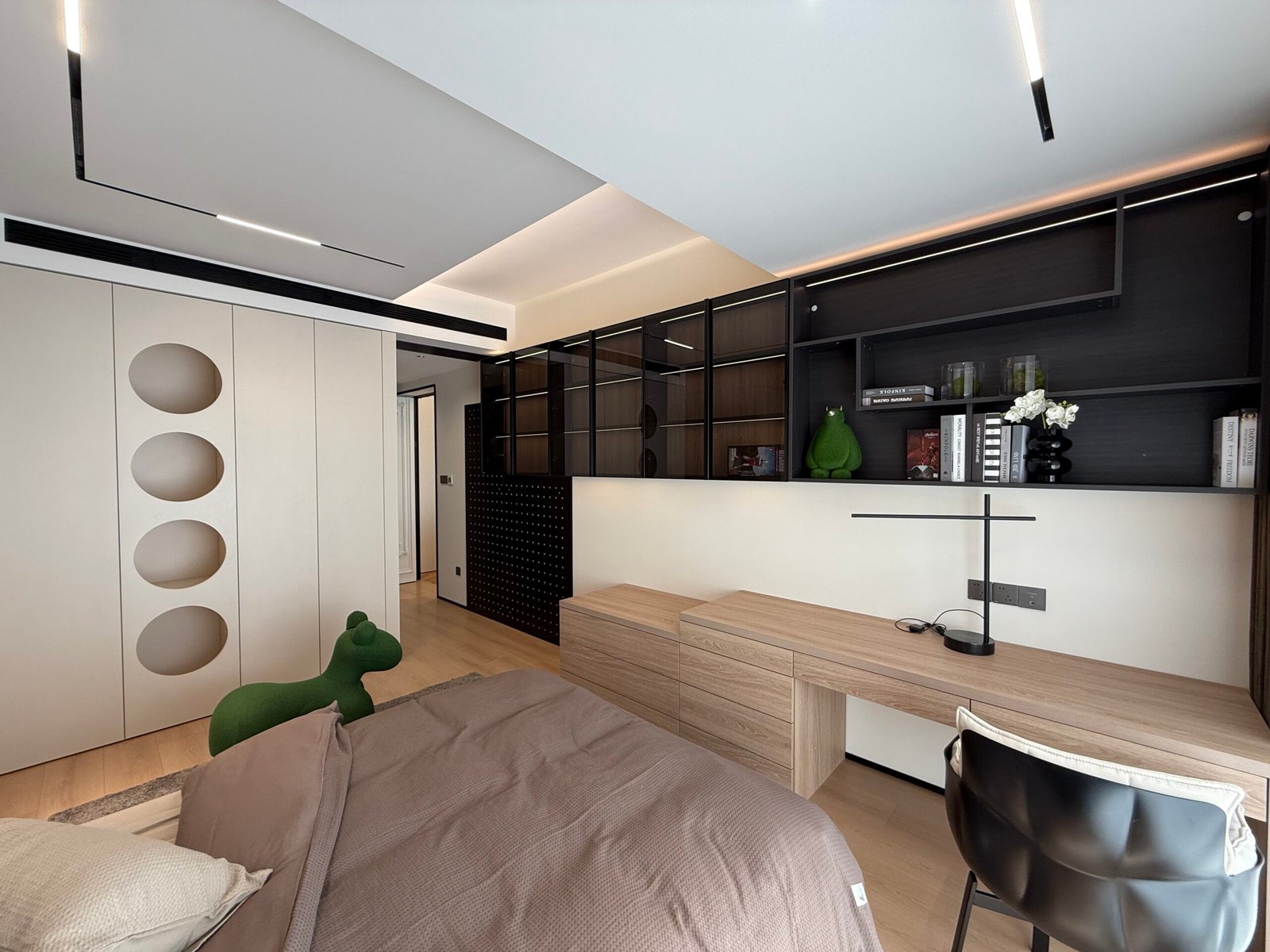 modern-bedroom-wall-cabinet-and-study-desk