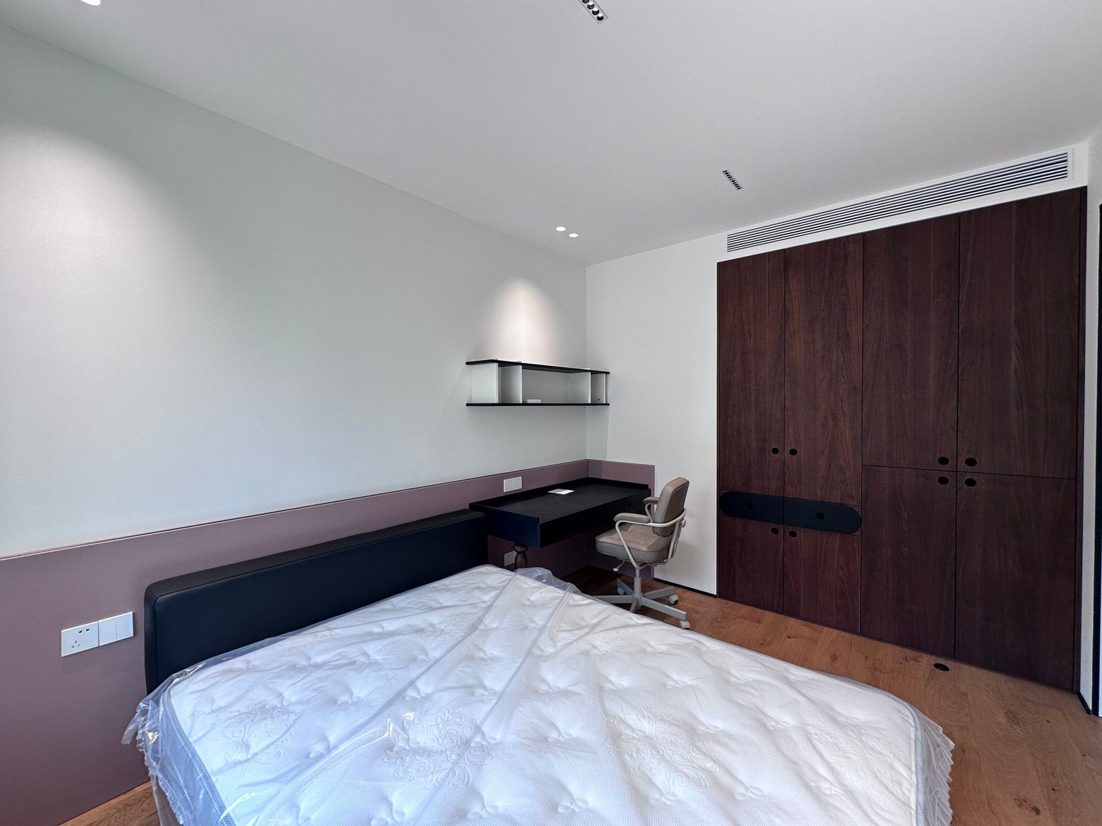 modern-bedroom-wardrobe-and-desk-design