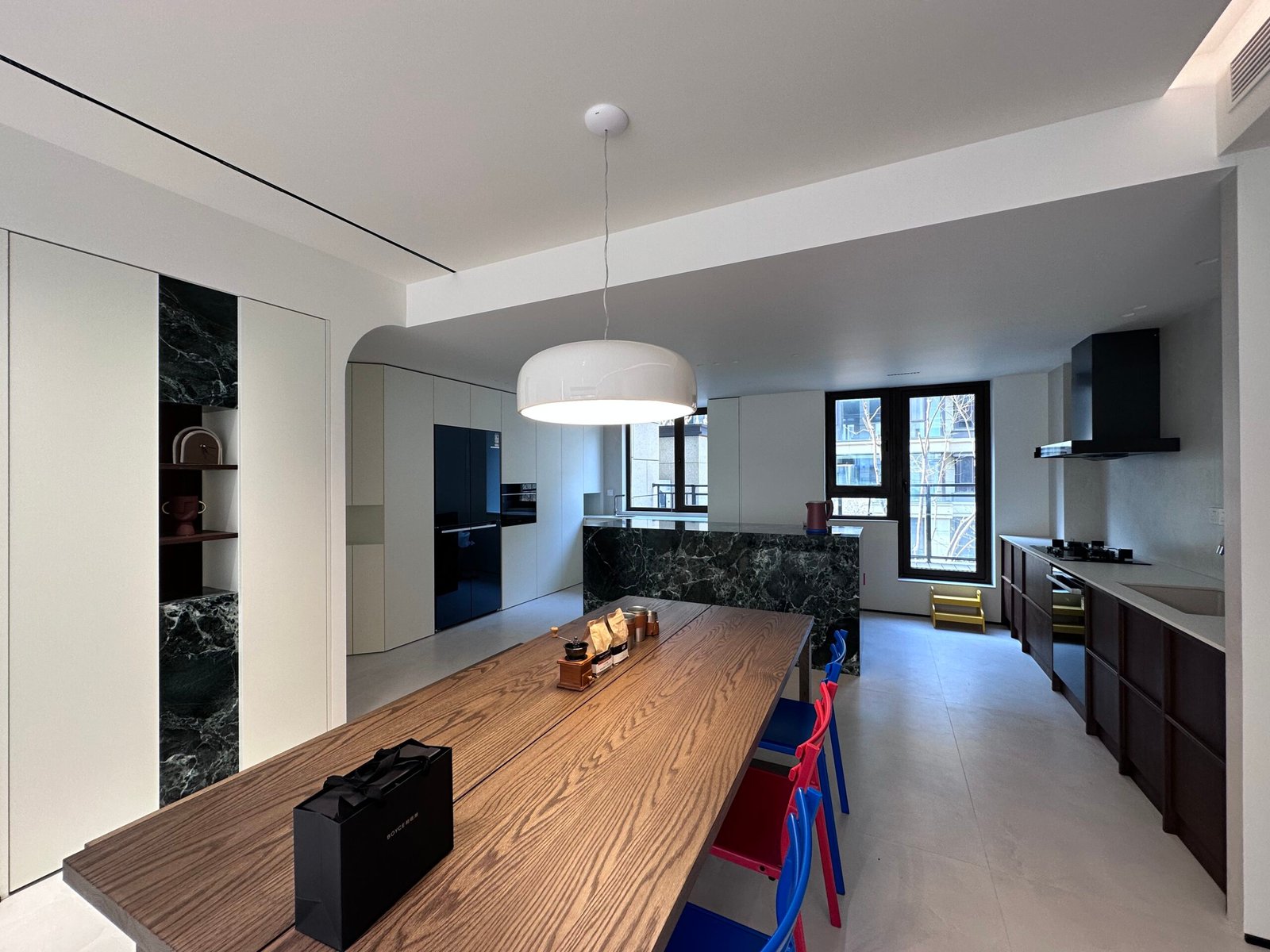 modern-open-kitchen-green-marble-island