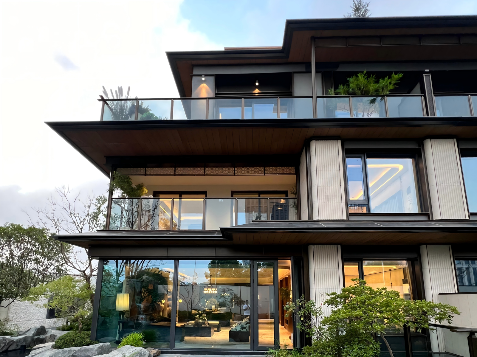 modern-villa-facade-with-wood-ceiling-and-large-windows