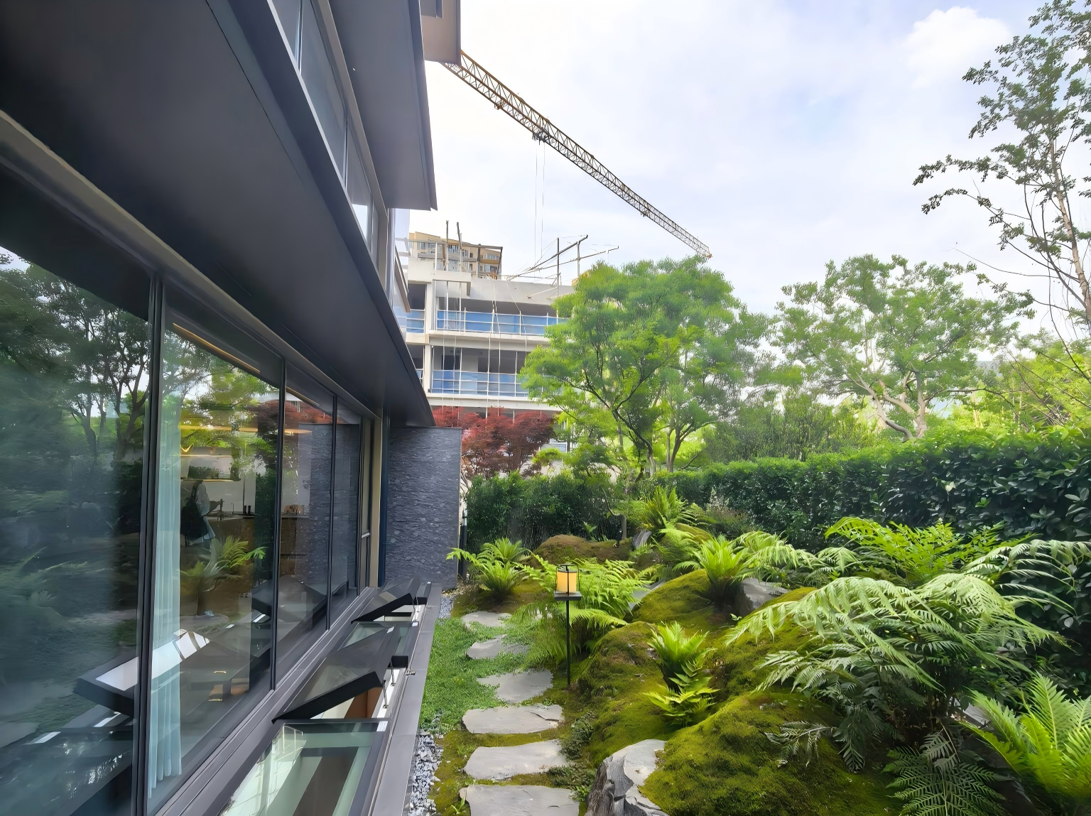 modern-villa-landscape-garden-with-stone-pathway