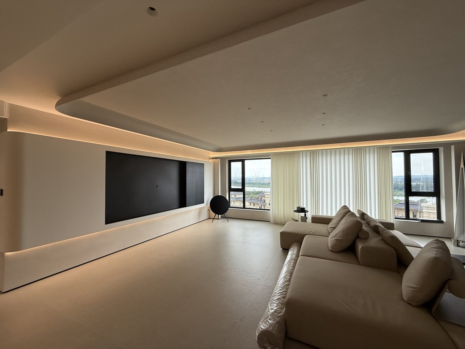 warm-minimalist-living-room-tv-wall