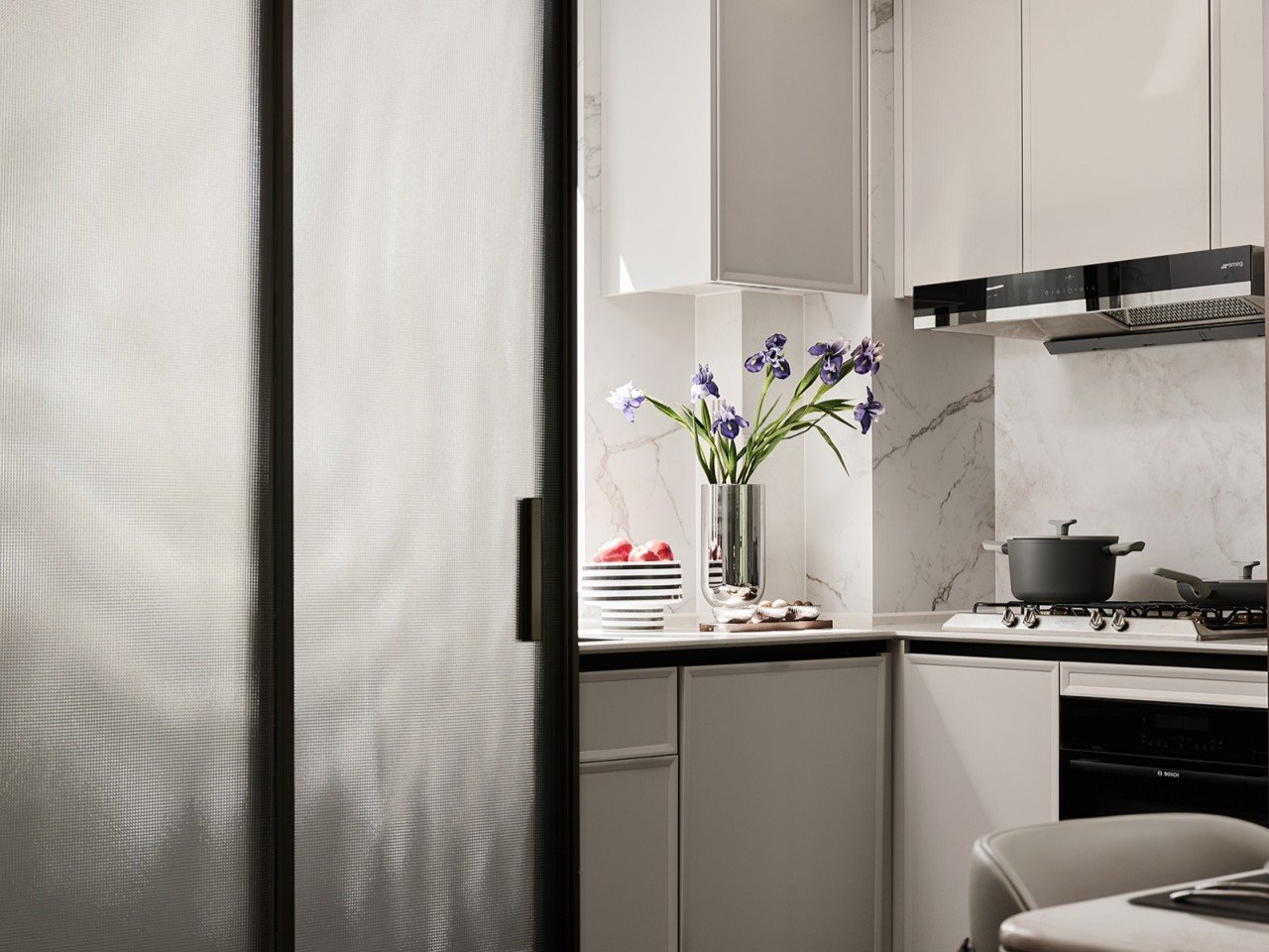 white modern kitchen cabinet marble backsplash white-modern-kitchen-cabinet-marble-backsplash