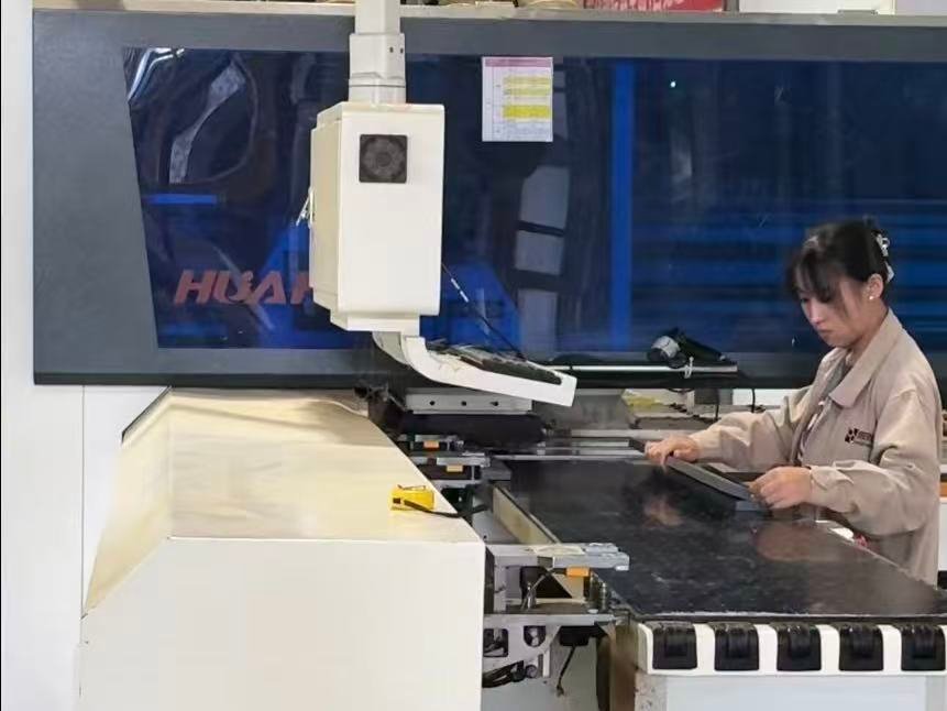 cabinet factory precision machining process.jpg operating precision cabinet manufacturing CNC