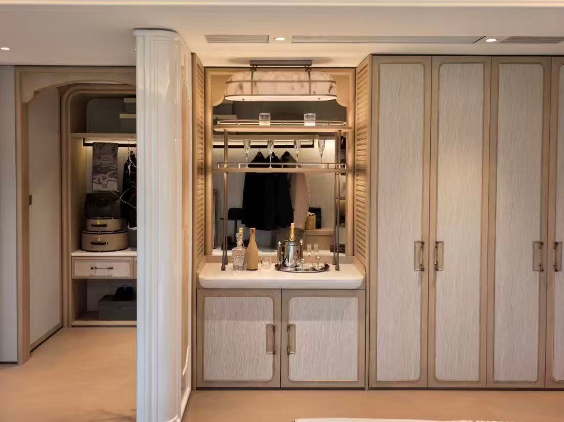 Ribbed glass wardrobe with elegant storage