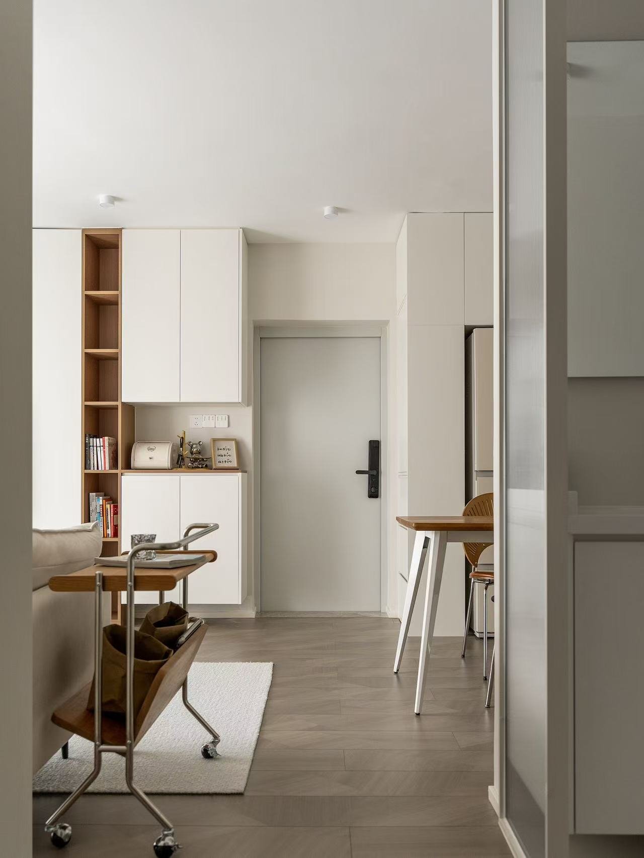 Built-in apartment entry storage cabinet