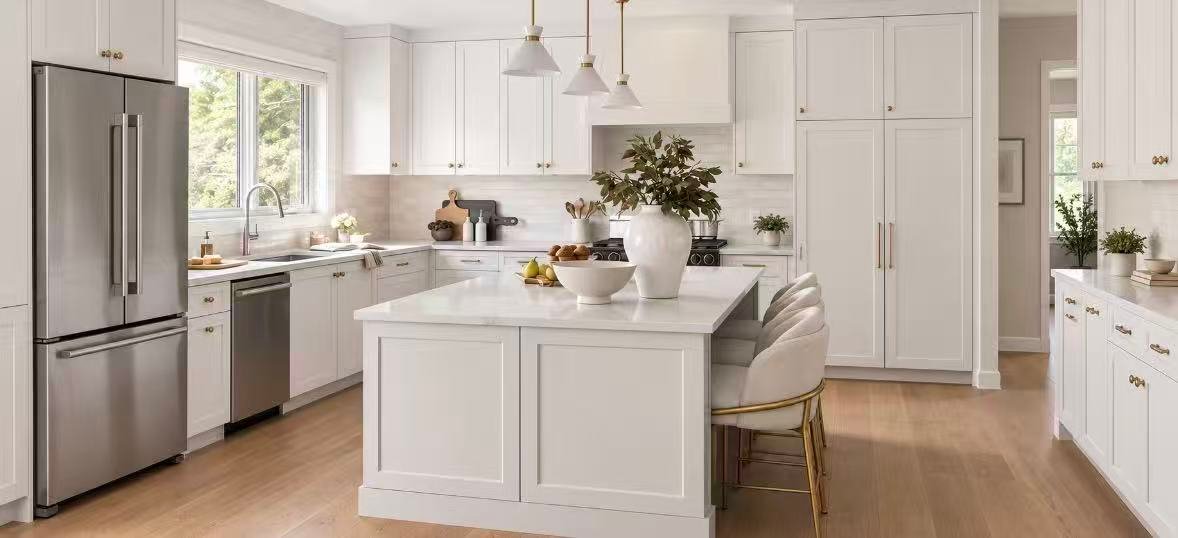 White Shaker kitchen cabinet door design
